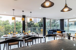 Superior-Apartment | Wohnbereich | 32-Zoll-LED-Fernseher mit Kabelempfang, Fernseher