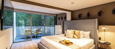 Grand Apartment | Hypo-allergenic bedding, in-room safe, individually decorated, desk