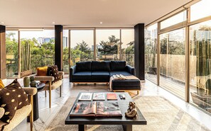 Superior-Apartment | Wohnbereich | 32-Zoll-LED-Fernseher mit Kabelempfang, Fernseher