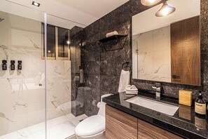 Apartament Grand | Bany | Dutxa, capçal de dutxa tipus cascada, assecador de cabells i tovalloles 