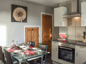 Kühlschrank, Mikrowelle, Ofen, Geschirrspüler