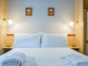 2 bedrooms, WiFi (free), bed sheets