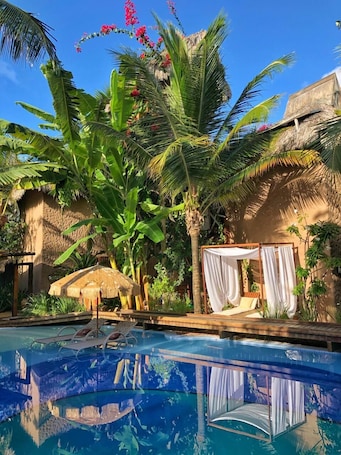Una piscina al aire libre