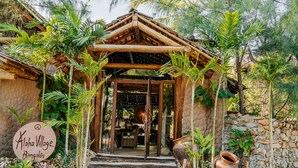 A rustic wooden structure with a sign reading "Aloha Village Bangalols". - Aloha Village Hotel (Amontada)