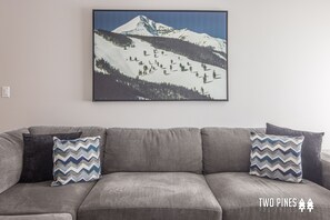 Televisión, chimenea, estéreo