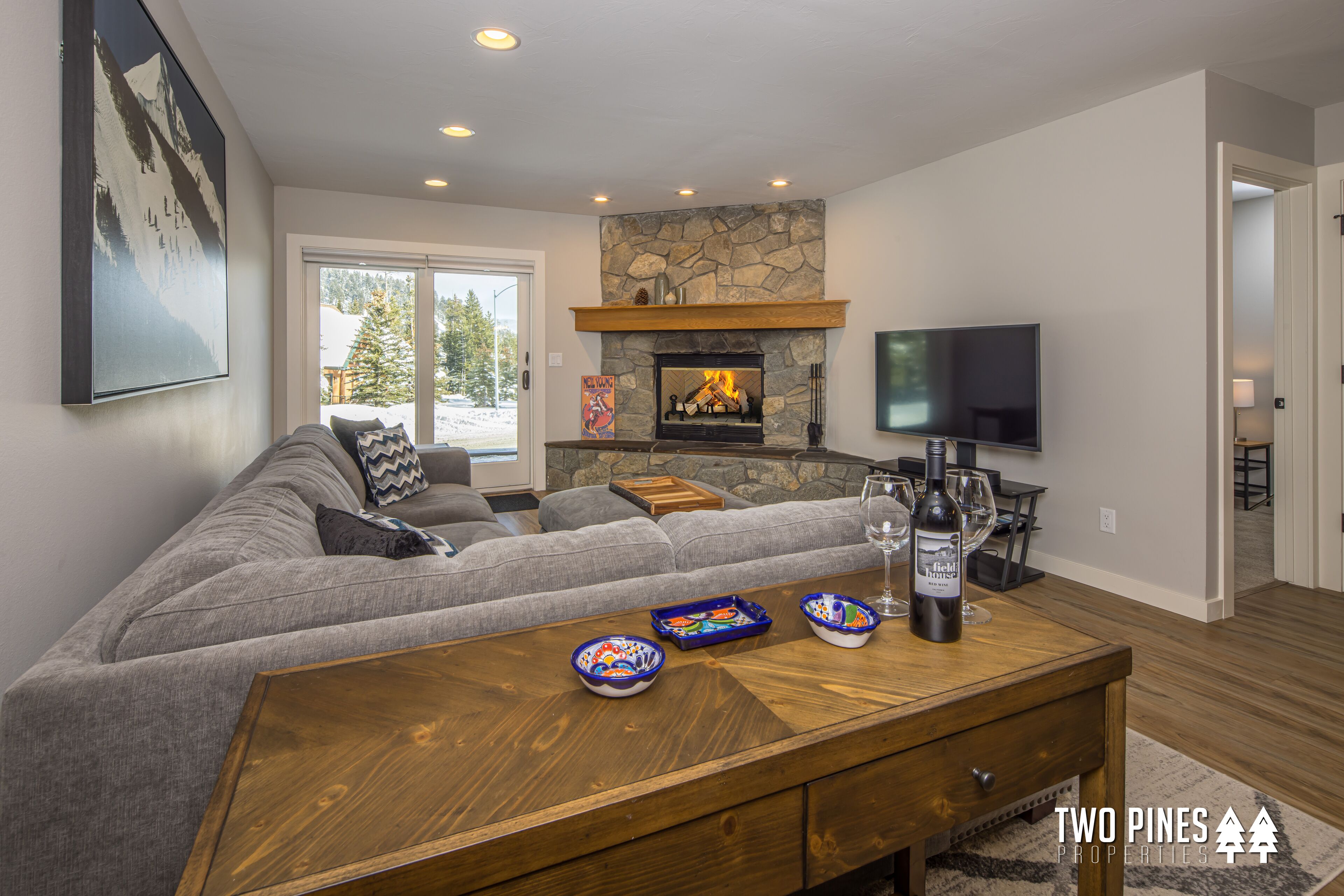 电视、壁炉、立体声音响