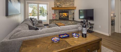 Fernseher, Kamin, Stereoanlage