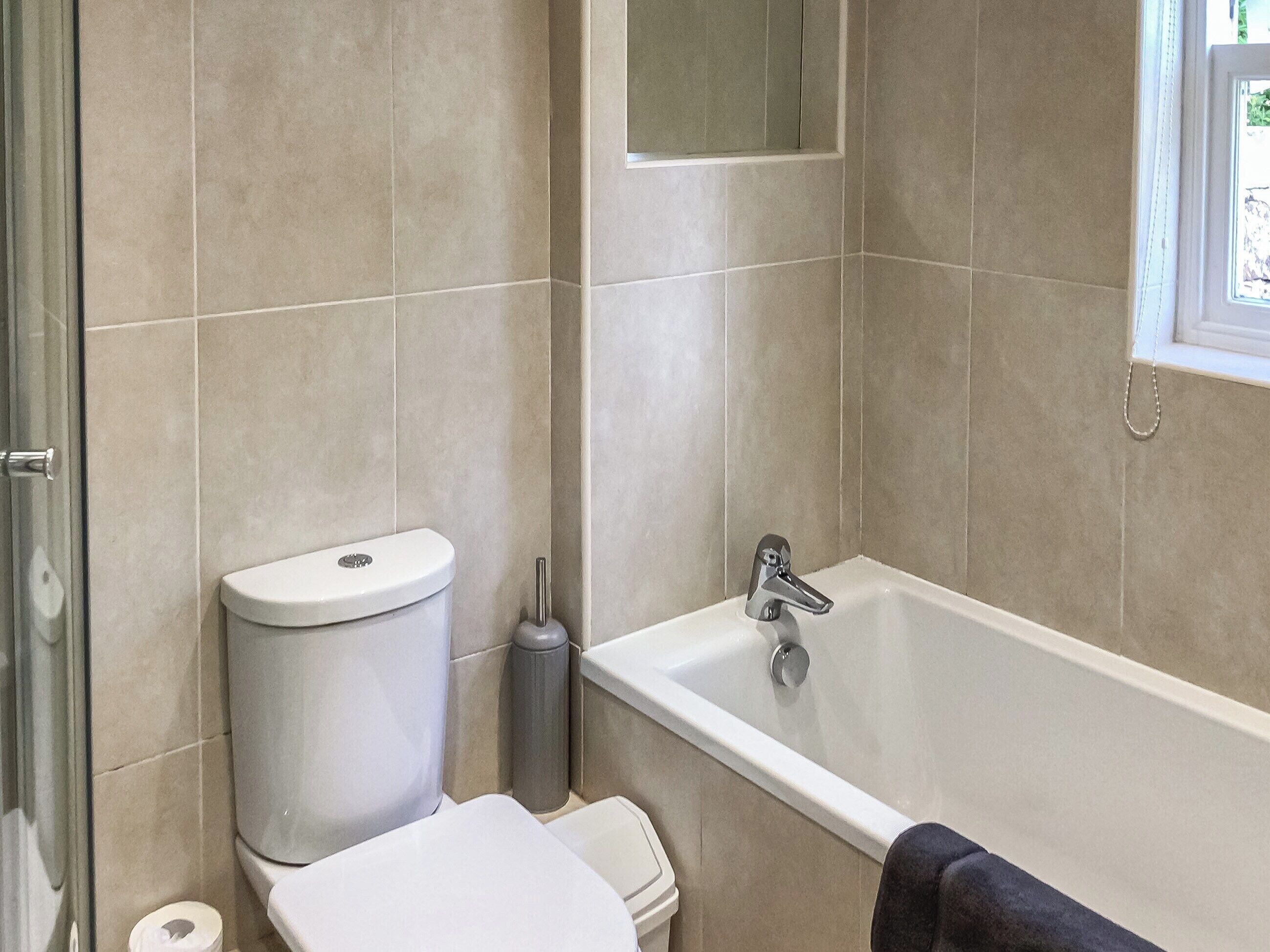 Une salle de bain équipée de toilettes, d’un bidet et d’une baignoire.