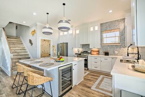 Fridge, microwave, stovetop, dishwasher - Deck & Ocean Views: Beachfront Home in Freeport (Freeport)