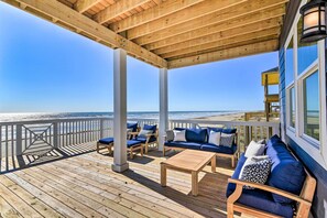 Property grounds - Deck & Ocean Views: Beachfront Home in Freeport (Freeport)