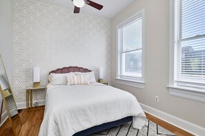 1 室のベッドルーム、デスク、アイロン / アイロン台、WiFi (無料)