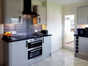 Een vaatwasser, een kinderstoel, een diepvriezer