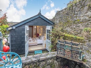 Exterior - Quay Cottage is a beautiful property located directly on the river front. (Dittisham)