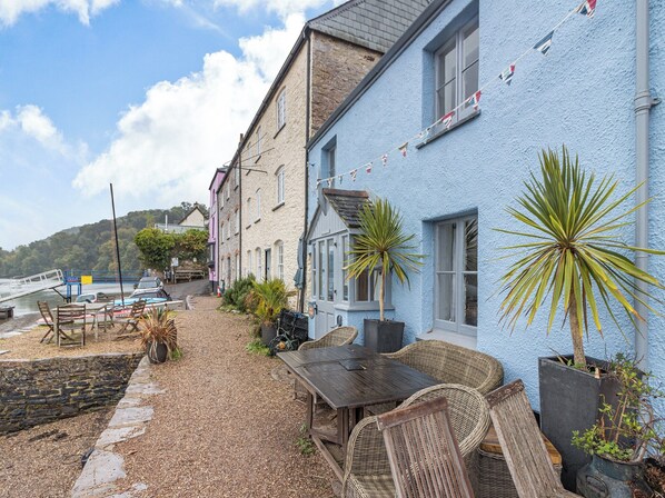 Outdoor dining - Quay Cottage is a beautiful property located directly on the river front. (Dittisham)