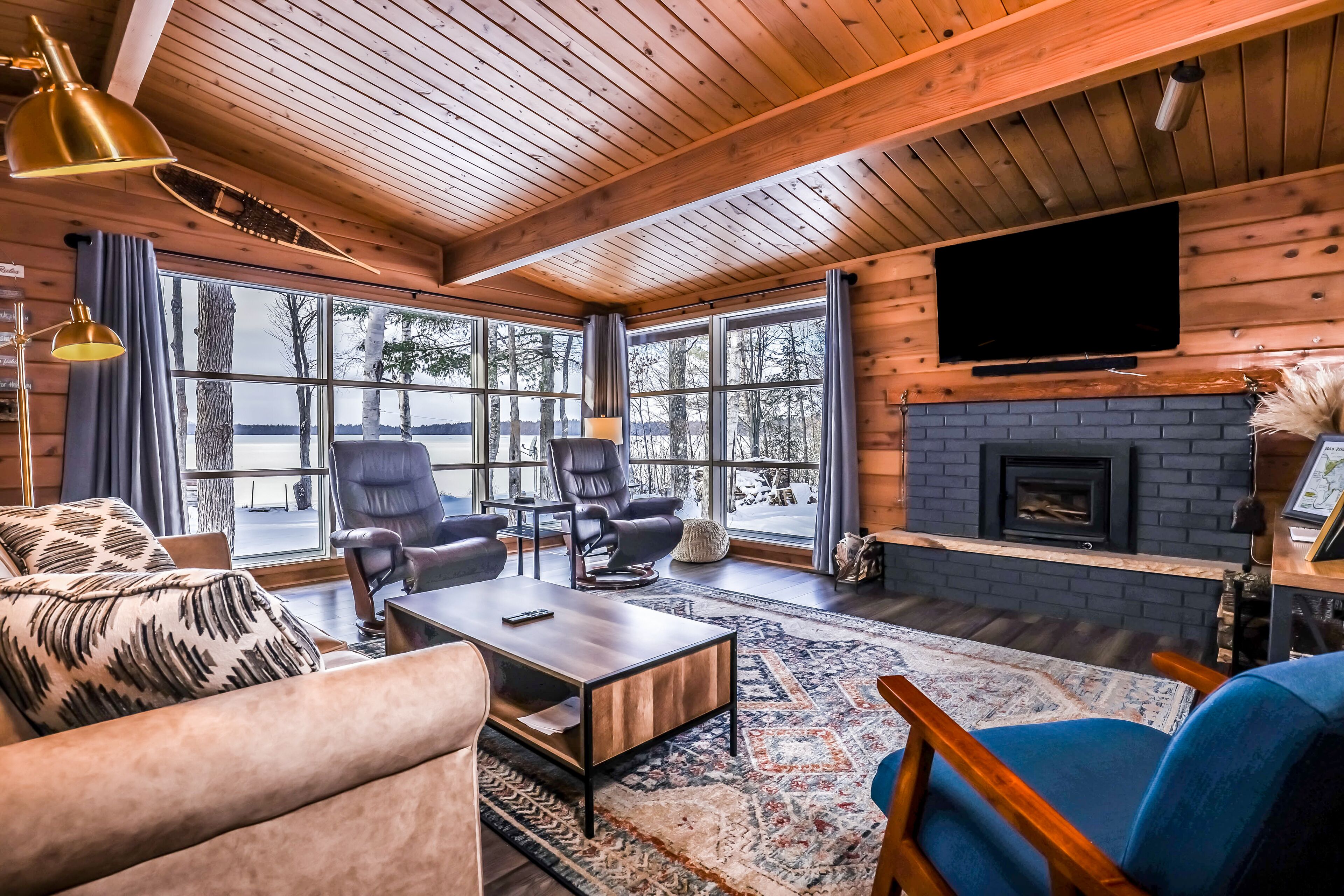 Télévision, cheminée, services de streaming