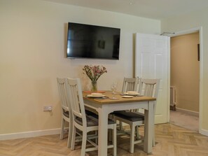 Dining - The perfect place to come and relax and unwind. (Aberfoyle)