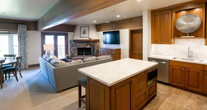 Luxury One Bedroom with Hot Tub by RedAwning