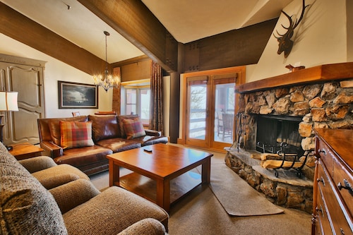 Luxury Two Bedroom Suite with Mountain Views by RedAwning