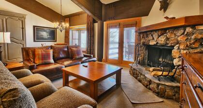 Luxury Two Bedroom Suite with Mountain Views by RedAwning