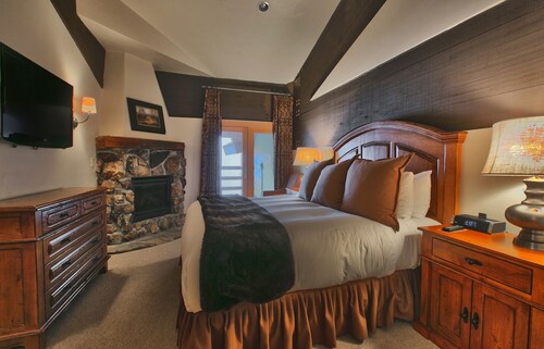 Luxury Two Bedroom Suite with Mountain Views by RedAwning