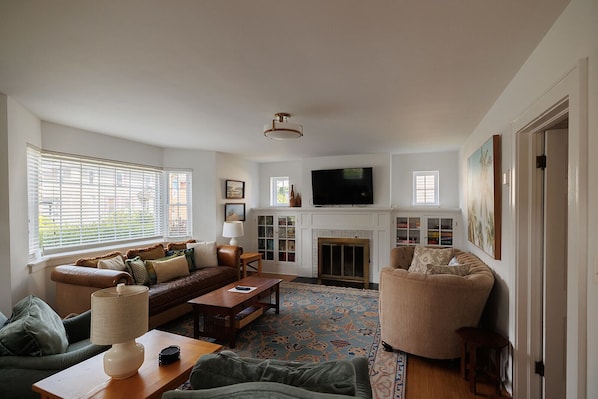 TV - White Sulphur Springs Downtown Home (White Sulphur Springs)