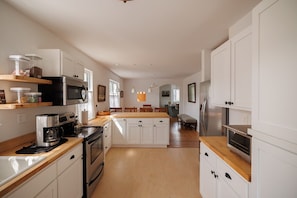 Fridge, microwave, oven, stovetop - White Sulphur Springs Downtown Home (White Sulphur Springs)