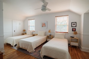4 bedrooms, iron/ironing board, travel cot, WiFi - White Sulphur Springs Downtown Home (White Sulphur Springs)