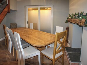 Dining - 5 bedroom accommodation in Bolsover, near Chesterfield (Bolsover, near Chesterfield)