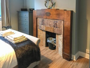 5 bedrooms, free WiFi, bed sheets - 5 bedroom accommodation in Bolsover, near Chesterfield (Bolsover, near Chesterfield)