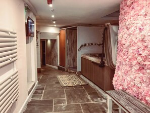 Spa - 5 bedroom accommodation in Bolsover, near Chesterfield (Bolsover, near Chesterfield)