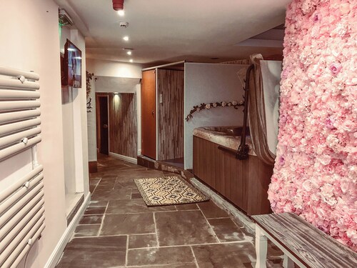 5 bedroom accommodation in Bolsover, near Chesterfield