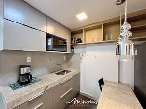 Apartment | Private kitchen | Mini-fridge, blender - Miramar Qualitè Studio Praia (João Pessoa)