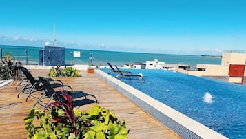 Hồ bơi ngoài trời