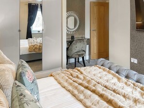 4 bedrooms, WiFi (free), bed sheets