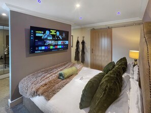 4 bedrooms, WiFi (free), bed sheets