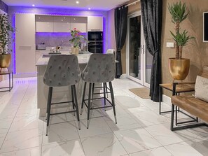 Geschirrspüler, Hochstuhl, Kücheninsel