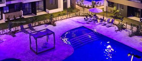 6 outdoor pools