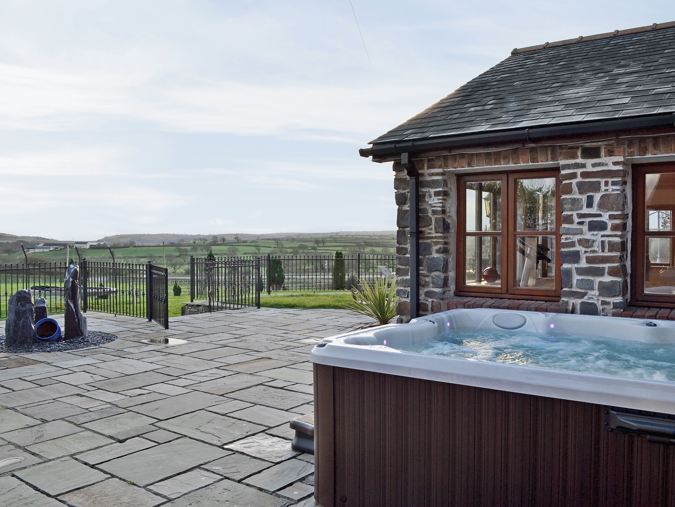 Outdoor spa tub