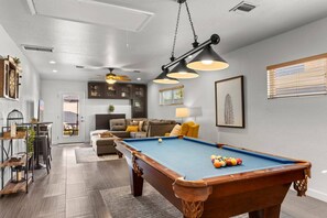 Una televisión, una chimenea