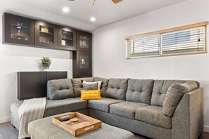 Una televisión, una chimenea