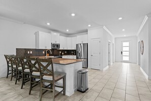 冷蔵庫、電子レンジ、オーブン、コンロ