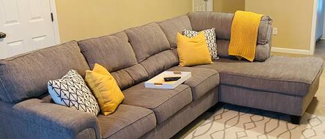 Una Smart TV, libros, una oficina