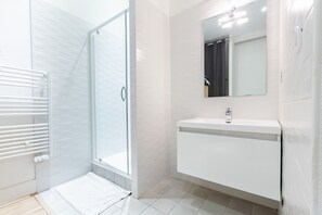 Een douche, een haardroger, handdoeken, zeep