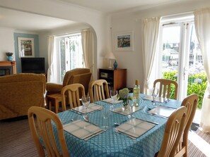 Dining - 3 bedroom accommodation in Falmouth (Falmouth)