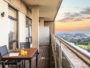 Outdoor dining - 2 bedroom accommodation in Ashford (Ashford)