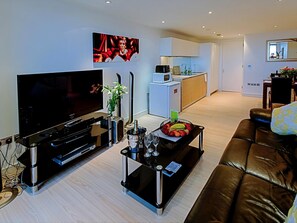 TV - No.1 The Two Bedroom Balcony View (Gunwharf Quays, near Portsmouth)