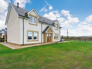 Exterior - An impressive house, finished to a very high standard. (Gartmore, near Stirling)