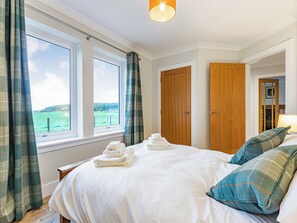 4 bedrooms, free WiFi, bed sheets - An impressive house, finished to a very high standard. (Gartmore, near Stirling)