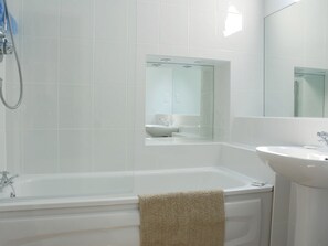 Bathroom - Part of a former school building close to Torquay harbour and town centre. (Torquay)