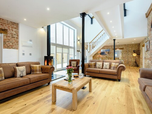 5 bedroom accommodation in North Walsham